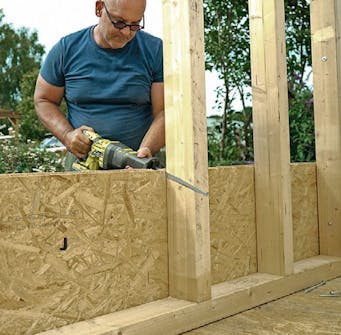 Isoleret anneks: OSB-plade til isoleret anneks saves til, når den er skruet fast Isoleret anneks: OSB-plade til isoleret anneks saves til, når den er skruet fast